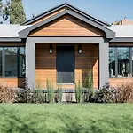 Modern Bungalow With A Pool In Larchmont Village